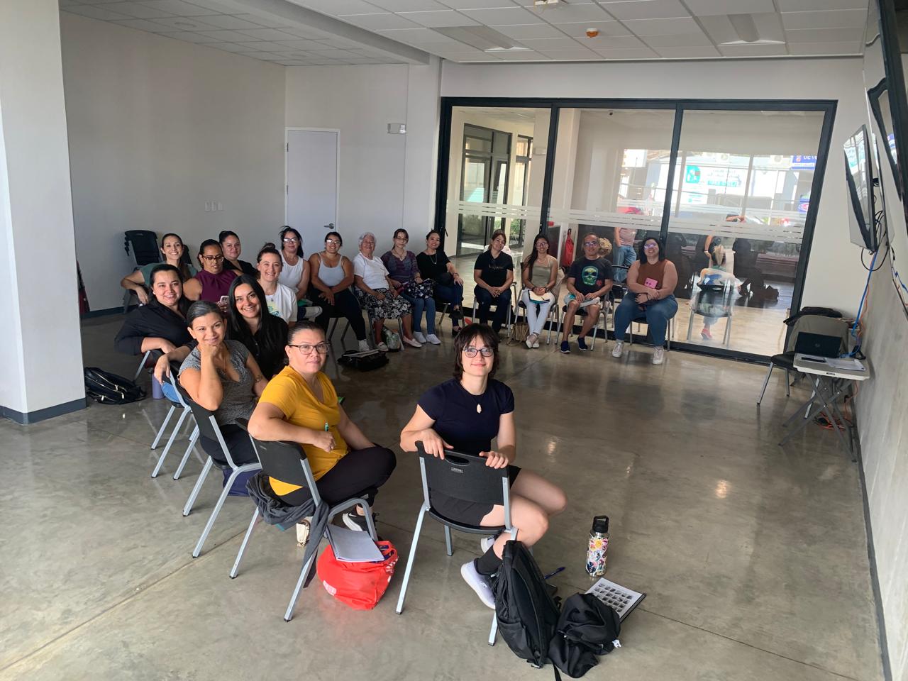 foto de estudiantes adultos